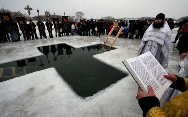 En Russie, le trou creusé dans la glace en forme de croix et destiné à la baignade est appelé yordan, en souvenir du baptême de Jésus Christ dans les eaux de Jourdain. - Sputnik Afrique