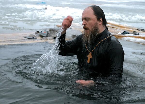 L'Eglise orthodoxe russe entretient la tradition consistant à se baigner le jour du baptême du Christ. - Sputnik Afrique