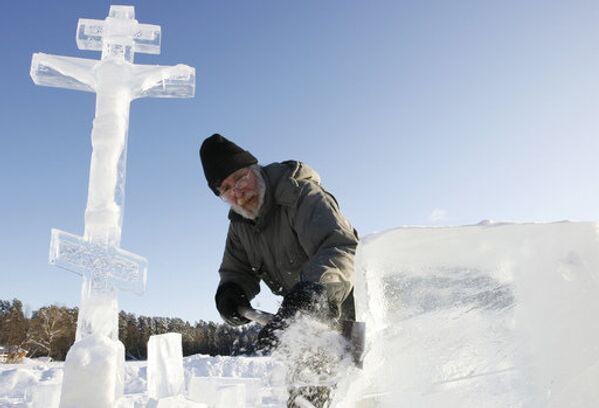Sur la photo : une croix de glace près d'un monastère russe. - Sputnik Afrique