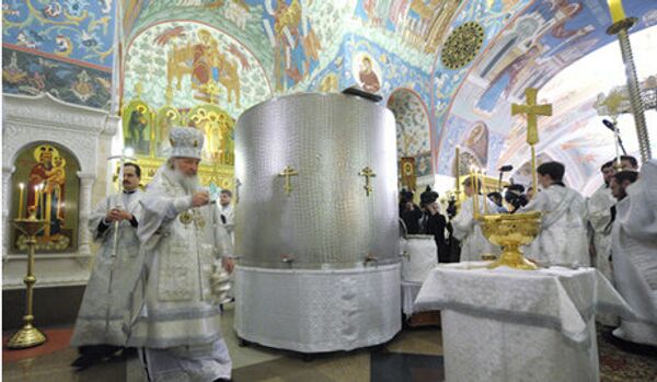 Le Patriarche Cyrille a célébré une liturgie divine et a béni les eaux - Sputnik Afrique