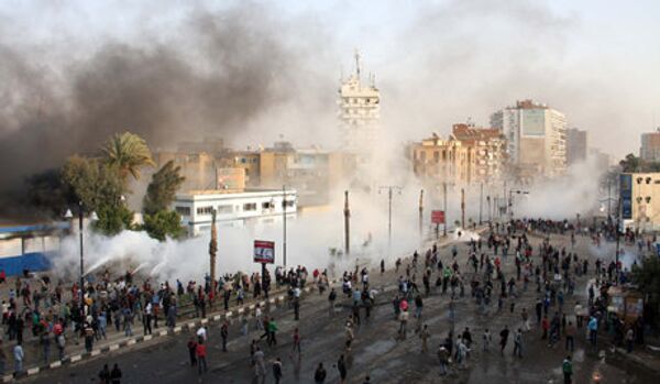 Des manifestants mettent le feu au siège du parti au pouvoir au Caire - Sputnik Afrique
