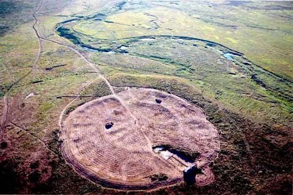 Arkaïm est un site archéologique situé dans la steppe au sud de l'Oural, dans la région de Tcheliabinsk, au nord de la frontière du Kazakhstan. Le site, découvert en 1987, est généralement daté du XXe siècle av. J.-C. - Sputnik Afrique
