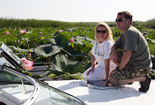 Dans la période entre août et septembre, les touristes qui se rendent dans la région d’Astrakhan (dans le Sud) peuvent admirer un spectacle impressionnant : des lotus s’épanouissant dans le delta de la Volga. C’est là que se trouvent les zones les plus vastes de floraison du lotus, qui se situent de surcroît le plus au Nord parmi les zones dans lesquelles se développe cette fleur. - Sputnik Afrique
