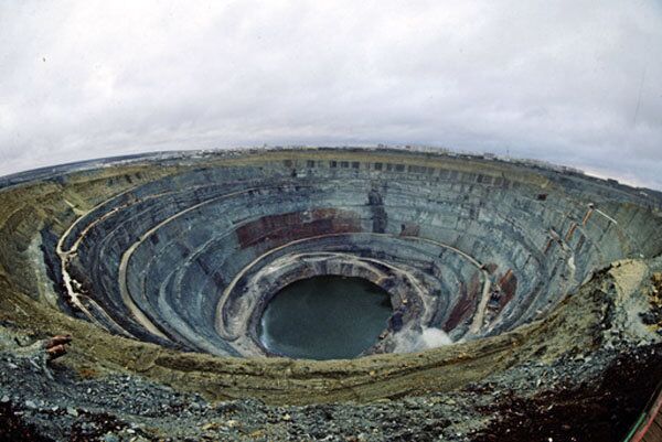 La mine de diamants Mir (« paix »), située près de la ville de Mirny, en Iakoutie, est l’une des plus grandes au monde. Elle a une profondeur de 525 m et un diamètre de 1,2 km. L’extraction de diamants y a duré de 1957 à 2001. - Sputnik Afrique
