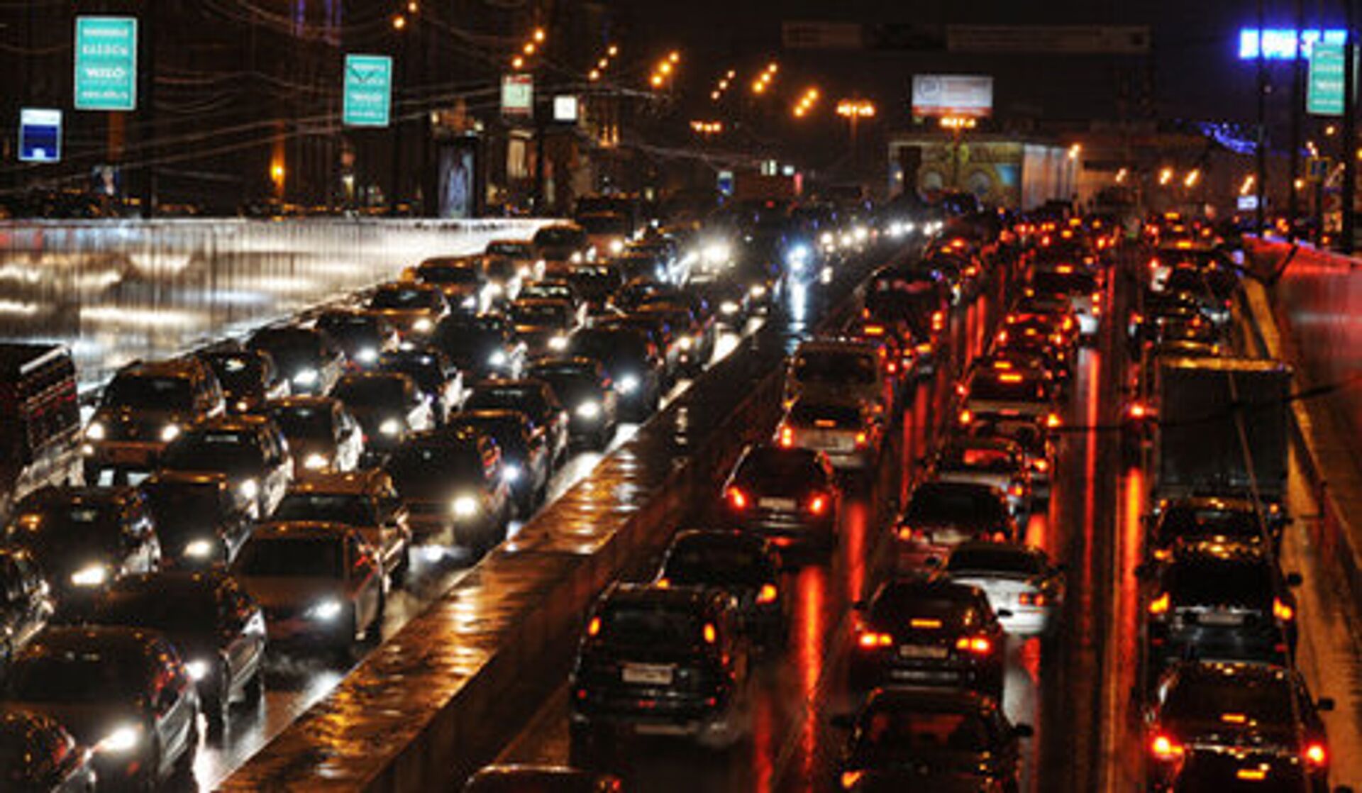 Пробка машин. Пробки в Москве. Московские пробки. Автомобили в пробке.