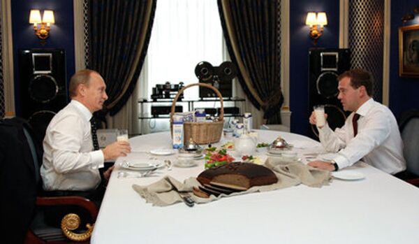 Poutine et Medvedev en lice pour les présidentielles? (Revue de presse) - Sputnik Afrique