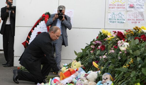 Poutine a déposé des fleurs au pied du mémorial improvisé à Kazan - Sputnik Afrique