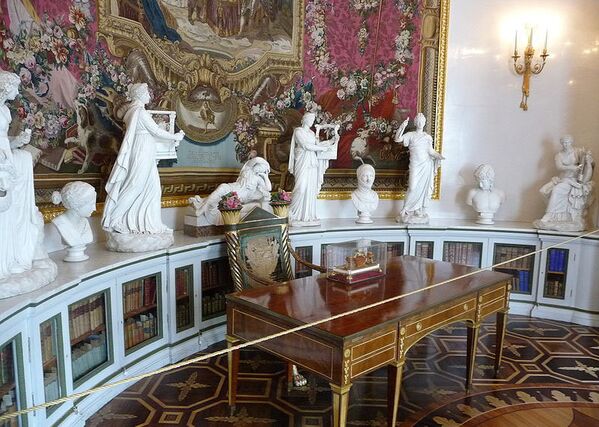 La décoration intérieure fut conçue par Marie Feodorovna, née princesse de Wurtemberg, épouse de Paul qui était une femme au tempérament artiste et qui y vécut depuis l'assassinat de Paul en 1801, jusqu'à sa mort en 1828. - Sputnik Afrique
