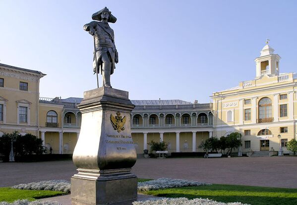 Une statue de Paul Ier, du sculpteur Ivan Vitali, fut érigée devant le palais en 1872. - Sputnik Afrique