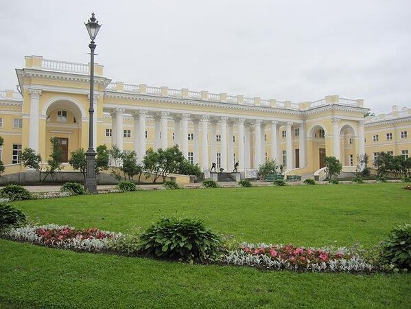 Le palais Alexandre a été construit dans la ville impériale de Tsarskoié Selo (à proximité de Saint-Pétersbourg) par la Catherine II pour son petit-fils favori, le futur tsar Alexandre Ier de Russie, à l'occasion de son mariage. - Sputnik Afrique