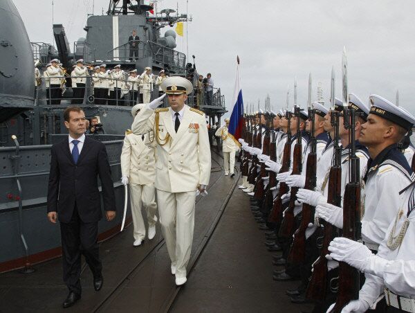 Le président russe Dmitri Medvedev a visité, le 31 juillet 2011, le destroyer Nastoïtchivy, à Baltiïsk. - Sputnik Afrique