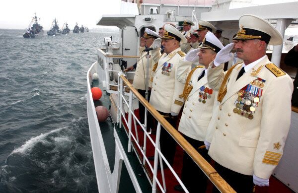 Sergueï Avakians (deuxième à gauche), commandant de la Flotte du Pacifique par intérim, a passé une revue à Vladivostok. - Sputnik Afrique