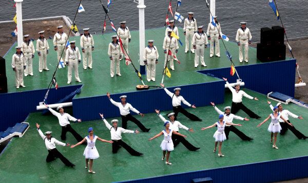 La traditionnelle danse exécutée par des danseurs de la Flotte russe du Pacifique. - Sputnik Afrique