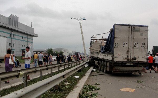 La tornade a renversé plusieurs véhicules, dont des camions et a endommagé des lignes électriques de haute tension. - Sputnik Afrique