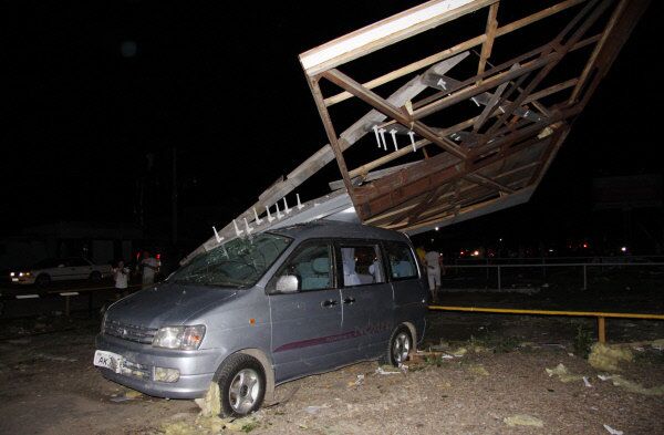 Les secouristes et les services communaux ont travaillé d'arrache-pied toute la nuit pour réparer les dégâts causés par la tornade. - Sputnik Afrique