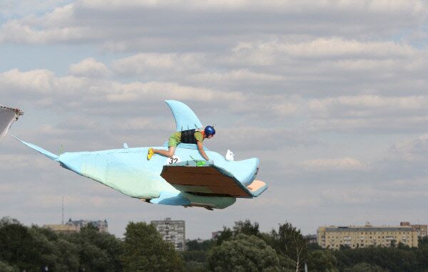 Un concours d'objets volants insolites, intitulé Flugtag, s'est déroulé à Moscou. - Sputnik Afrique