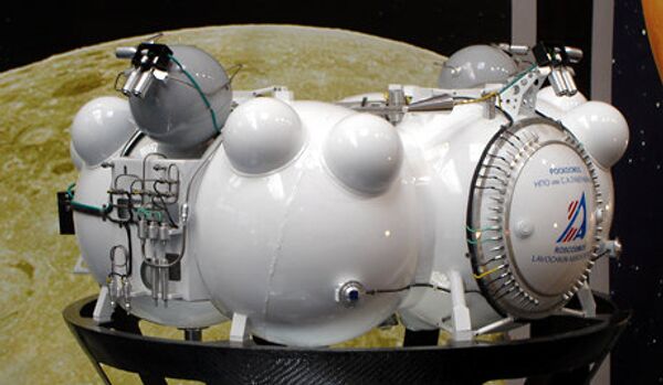 Les spécialistes russes testent la sonde spatiale Fobos-Grunt - Sputnik Afrique