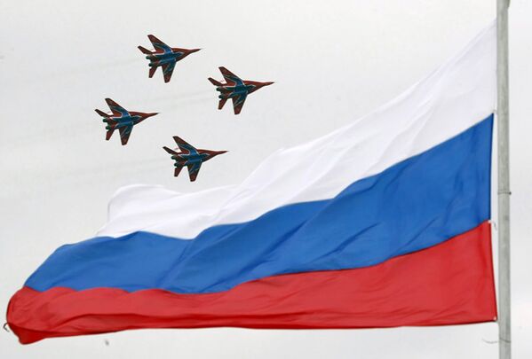 L’armée de l'air russe a célébré sa fête professionnelle le 12 août. En photo : groupe de voltige Striji (chasseurs MiG-29). - Sputnik Afrique