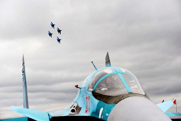 Chasseurs Su-27 et chasseur bombardier Su-34 (au premier plan). - Sputnik Afrique