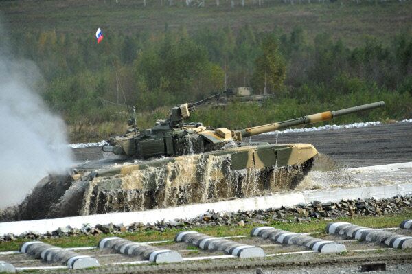 Nijni Taguil est le centre russe de construction des chars. En 1943 c'est de là que partaient au front les trains chargés de chars T-34. L'arrière-petit-fils du légendaire « trente-quatre » sera, d'ailleurs, présenté à REA-2011. Le char T-90C (sur la photo) a une nouvelle tourelle et le changement de vitesse automatique ainsi qu'une climatisation. - Sputnik Afrique