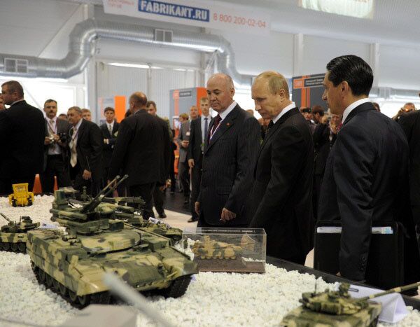 Ayant pris connaissance du char, Vladimir Poutine a passé à l'exposition statique. - Sputnik Afrique