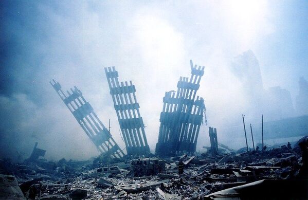 Les débris produits par les effondrements n'ont été complètement déblayés du site du WTC qu'au printemps 2002. - Sputnik Afrique