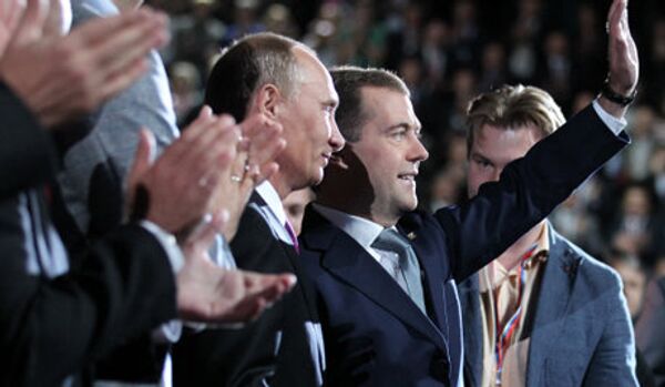 Le tandem Medvedev-Poutine a fait preuve d'unité - Sputnik Afrique