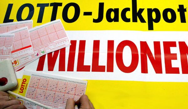 Une chômeuse américaine remporte 25 M $ à cause d’une erreur du vendeur des billets de loterie - Sputnik Afrique