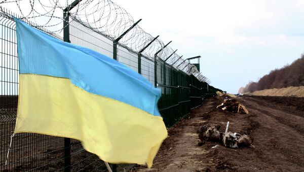 In this photo taken on Saturday, April 18, 2015, a Ukrainian national flag is attached to the fence on the Ukrainian-Russian border near Hoptivka, Kharkiv region, eastern Ukraine - Sputnik Afrique