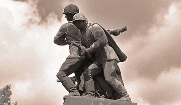 Un monument aux soldats soviétiques profané à Varsovie - Sputnik Afrique