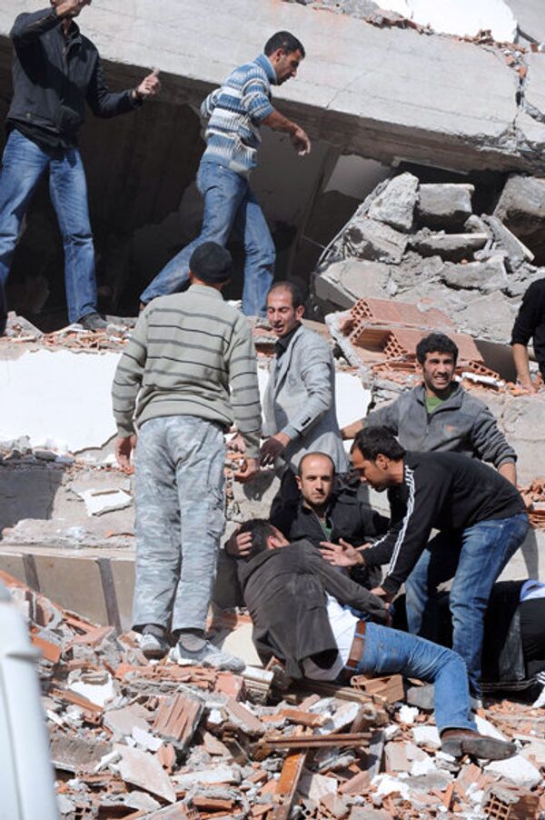 Un séisme de magnitude 7,2 sur l'échelle de Richter qui a frappé l'est de la Turquie, a fait des dégâts humains et matériels considérables. - Sputnik Afrique