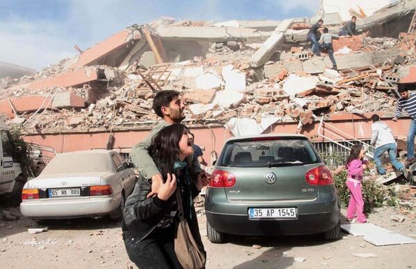 C'est la province de Van, près de la frontière avec l'Iran, qui a été la plus touchée. Des dizaines de bâtiments se sont écroulés et de nombreuses personnes se sont retrouvées sous les décombres. - Sputnik Afrique