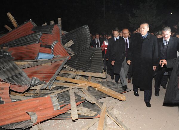 Le premier ministre turc Recep Tayyip Erdoğan s'est rendu sur place du séisme. - Sputnik Afrique