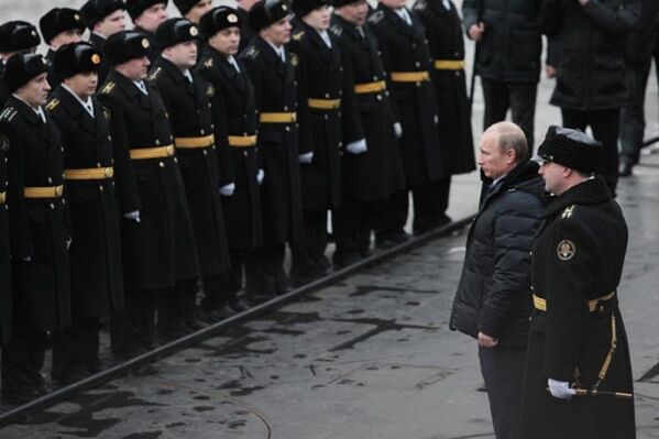 «Je vous félicite d’avoir mené les essais avec succès», a déclaré Poutine, en accueillant l'équipage du sous-marin. En réponse, les sous-mariniers ont crié «Hourra!» à l'unisson. - Sputnik Afrique