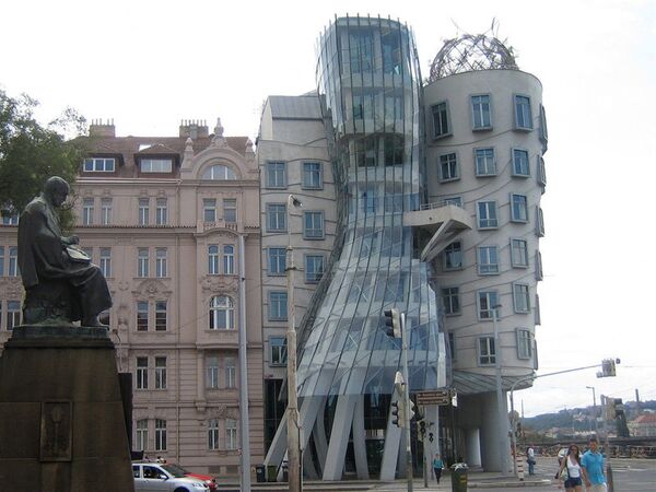 L'immeuble dansant a été construite à Prague dans le style déconstructiviste. Il se compose de deux tours cylindriques. C'est une métaphore architecturale d'un couple de danseurs. Le bâtiment abrite des bureaux et le toit un restaurant français avec une magnifique vue sur Prague. - Sputnik Afrique