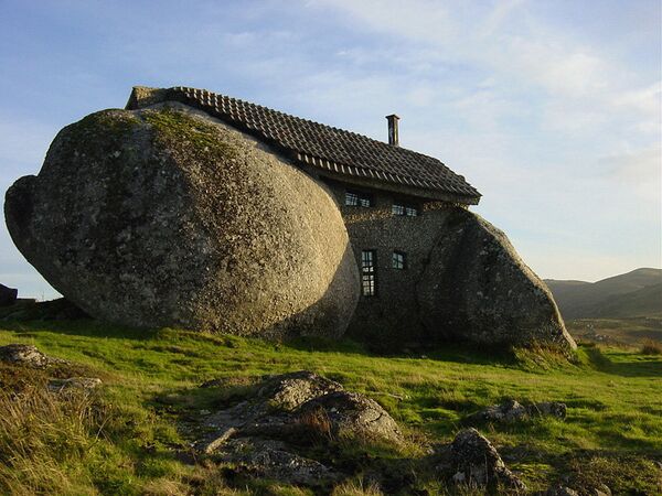 La maison pierre a été construite au Portugal en 1973 dans les montagnes non loin de Fafe. D'énormes dalles de pierre font office de murs. La petite maison comporte deux étages. Les habitants ont décidé de quitter la maison qui attirait des foules de touristes. Maintenant elle est vide. - Sputnik Afrique