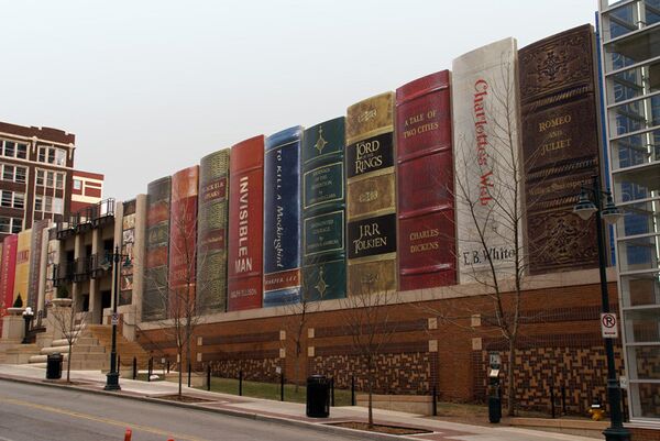 La bâtiment de la bibliothèque municipale de Kansas City (USA) est une des curiosités principales de la ville. Les habitants de la ville ont participé à la création du projet. En effet, on leur a demandé de choisir les livres les plus célèbres qui pour une raison ou une autre faisaient référence à Kansas City. La façade de la bibliothèque, une étagère de livre, est le résultat de cette entreprise. Parmi les nombreux titres, on trouve des livres sur l'histoire et la culture de la ville, mais aussi des classiques de la littérature mondiale: Shakespeare, Tolkien, Dickens, etc. - Sputnik Afrique