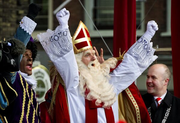 Le 13 novembre, Santa Claus ou Saint Nicolas est arrivé dans le royaume des Pays-Bas. L'Europe le célèbre le 5 décembre. Il est venu accompagné du célèbre Père Fouettard (à gauche). - Sputnik Afrique