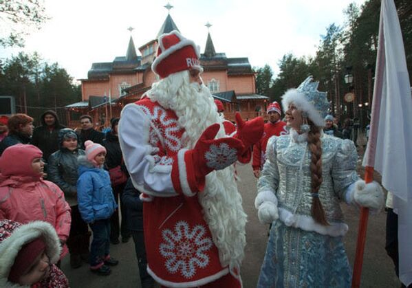 Chaque année, les assistants de Ded Moroz préparent pour lui en guise de cadeau un nouveau costume, orné de broderies originales. - Sputnik Afrique