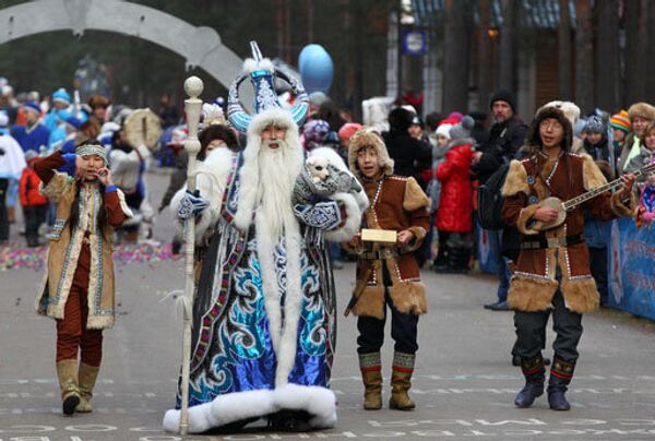 Sur la photo: le père Noël yakoute Tchishaan participe au défilé à l'occasion de l'anniversaire de Ded Moroz à Veliki Oustioug en 2010. - Sputnik Afrique