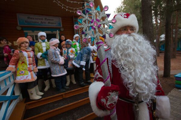 Sur la photo: le père Noël cosaque de Gatchina salue les invités lors de la célébration de l'anniversaire de Ded Moroz à Veliki Oustioug en 2010. - Sputnik Afrique
