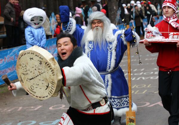 Sur la photo: Saagan Oubougoun, le père Noël bouriate, qui participe au défilé de l'anniversaire de Ded Moroz à Veliki Oustioug en 2010. - Sputnik Afrique