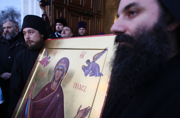 La ceinture de la Vierge sera exposée à Moscou jusqu'au 27 novembre. Sur la photo: les religieux apportent l'icône, qui accompagne la ceinture, dans la cathédrale du Christ-Sauveur à Kalinigrad. - Sputnik Afrique