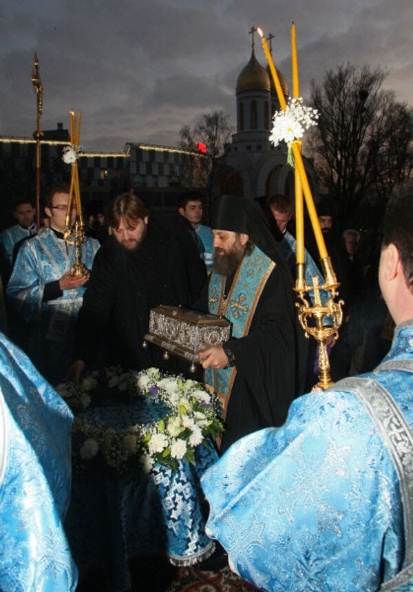 Sur la photo: l'évêque Séraphin tient la ceinture de la Vierge Marie pendant le service à l'occasion de l'arrivée de la relique dans la cathédrale Saint-Sauveur à Kaliningrad. - Sputnik Afrique