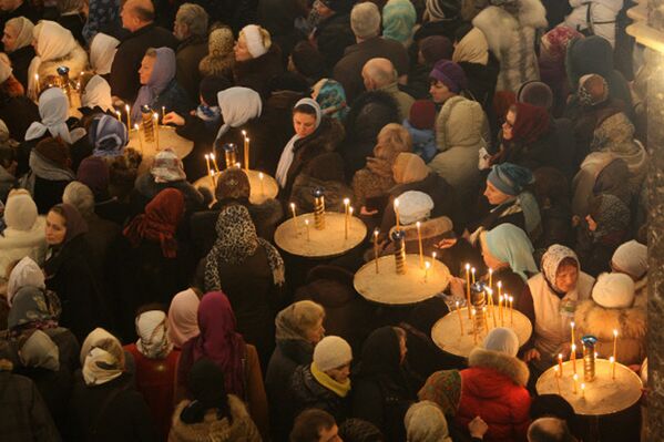 Les orthodoxes croient que la ceinture de la Vierge Marie possède une force miraculeuse et qu'elle aide à résoudre les problèmes d'infertilité. Sur la photo: les pèlerins à la cathédrale du Christ-Sauveur à Kaliningrad pendant le service à l'occasion de l'arrivée de la ceinture de la Vierge. - Sputnik Afrique