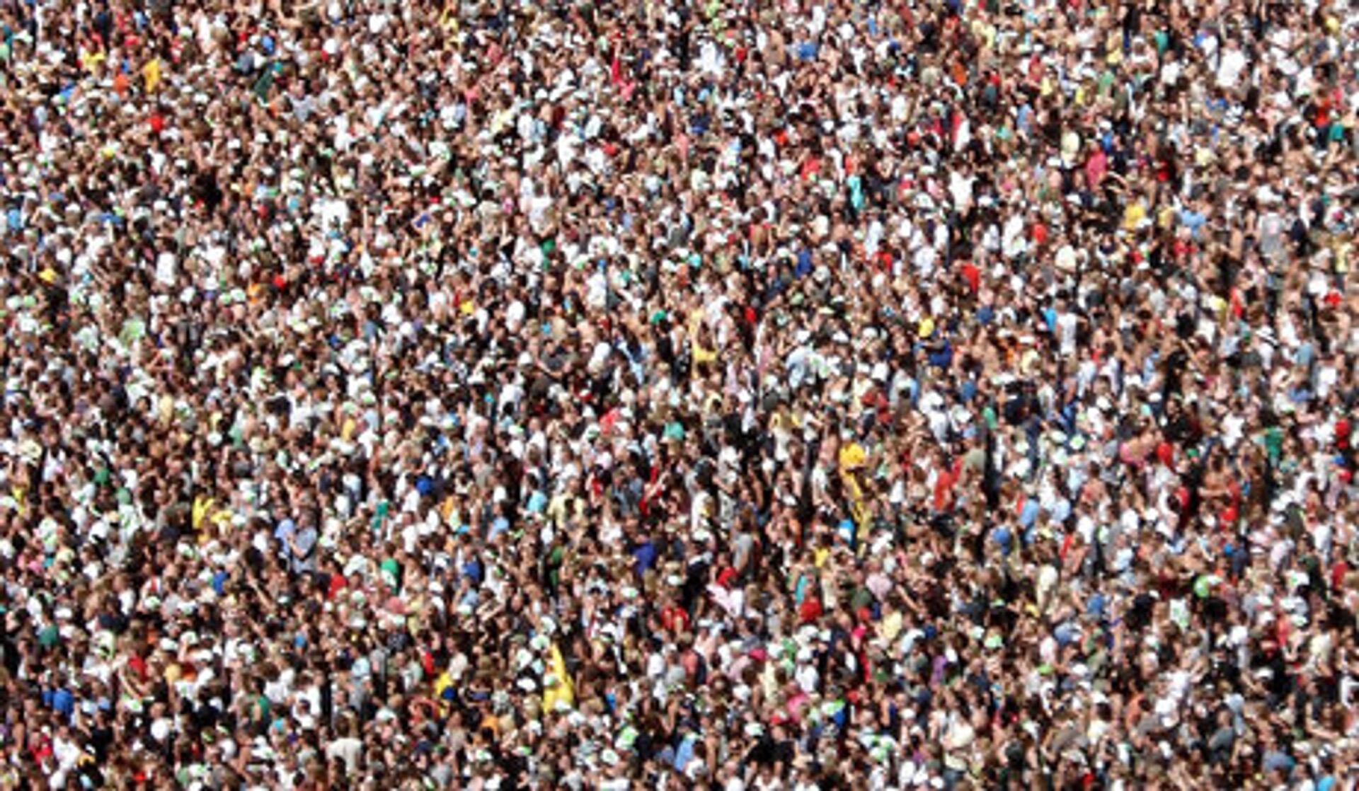 На земле 7 миллиардов людей. Много людей на земле. Много людей на планете. Население. Толпа людей на планете.
