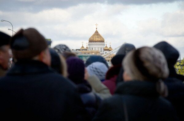 Des dizaines de milliers de croyants russes se pressent chaque jour devant la cathédrale du Christ-Sauveur à Moscou pour rendre hommage à une des reliques majeures de l'orthodoxie, la ceinture de la Sainte Vierge. Il faut faire la queue en moyenne quinze heures pour entrer dans la cathédrale. Les personnes désireuses d'entrer dans la cathédrale sont toujours aussi nombreuses, des autobus remplis de pèlerins arrivent continuellement. Le 22 novembre, 20.000 personnes ont fait la queue pour voir la relique. - Sputnik Afrique