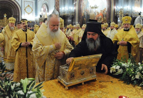 En photo: Le patriarche de Moscou et de toutes les Russies Cyrille (au centre à gauche) au dessus du reliquaire contenant la ceinture de la Vierge dans la cathédrale du Christ Sauveur - Sputnik Afrique