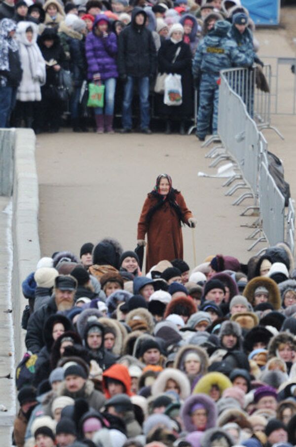 Dans les jours précédents, la queue s'allongeait jusqu'au pont Krimski, on conseillait alors au pèlerins de sortir à la station Park Kulturi. Par la suite, elle a filé jusqu'au métro Frunzenskaya. - Sputnik Afrique