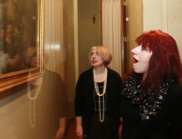 En photo: La critique d'art Ekaterina Degot et la peintre membre du groupe AEC+F, Tatiana Arzamassova, à la soirée apéritif avec le Caravage à l'Ambassade d'Italie à Moscou. - Sputnik Afrique